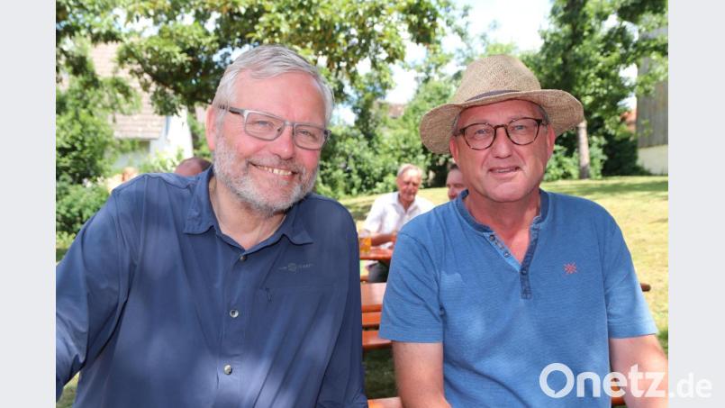 Mit Pfarrer i.R. Joachim Justus Breithaupt (links) machte ein Pilger auf dem Weg nach Jerusalem Station beim Pfarrfest in Schmidgaden. Gerne unterhielt er sich mit PGR-Sprecher Karl Meier. Bild: ral