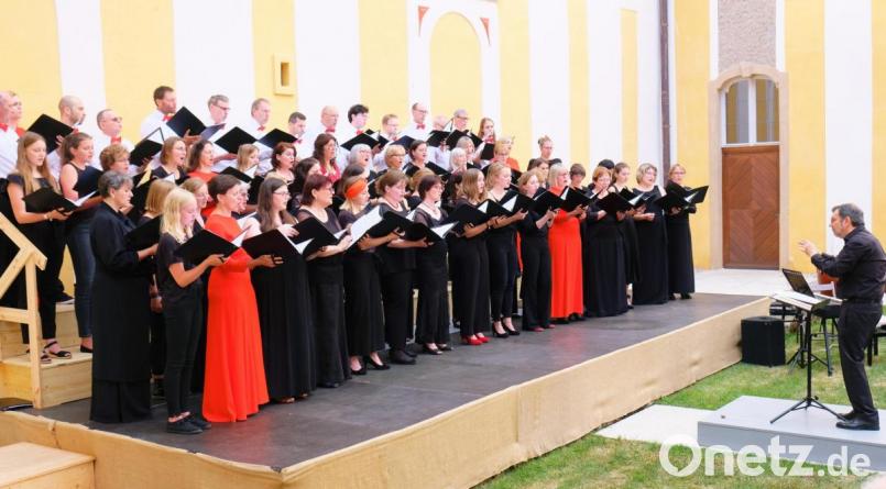 &quot;Kloster ganz Chor&quot;, hieß es in Speinshart. Mit dabei ist der Kammerchor Weiden. Unter Leitung von Peter Pollinger (rechts) glänzen die 52 Akteure mit traumhafter &quot;Weltmusik&quot;. Bild: do