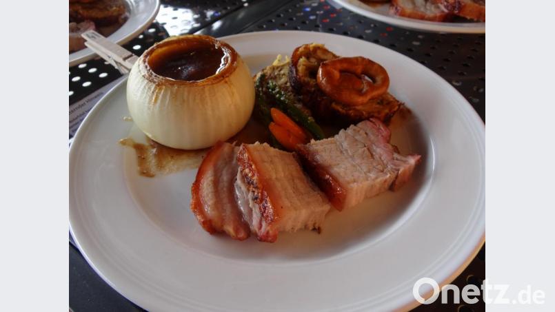 Die Variation des ersten Ganges der Stiftlandgriller auf der Bayerischen Meisterschaft in Poing: Schweinebauch mit Brezenknödel und Dunkelbiersoße, serviert und erhitzt in einer Zwiebel. Dieser Gang schaffte es auf Platz acht. Bild: exb