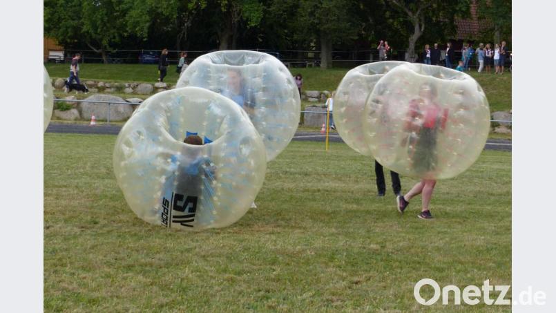 Acht Mannschaften kämpfen beim Bubble-Ball-Turnier des SV Wurz zur 950-Jahr-Feier um den Sieg. Bild: exb/Stefan Gleißner