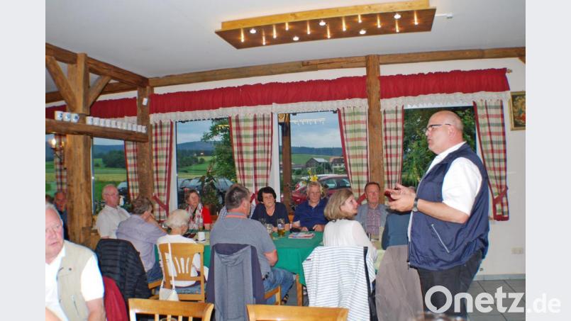 Bürgermeister Klaus Meyer begrüßte die Teilnehmer des Heimattreffens. Im Hintergrund die Gruppe Ulrichsgrün/Altalbenreuth. Bild: enz