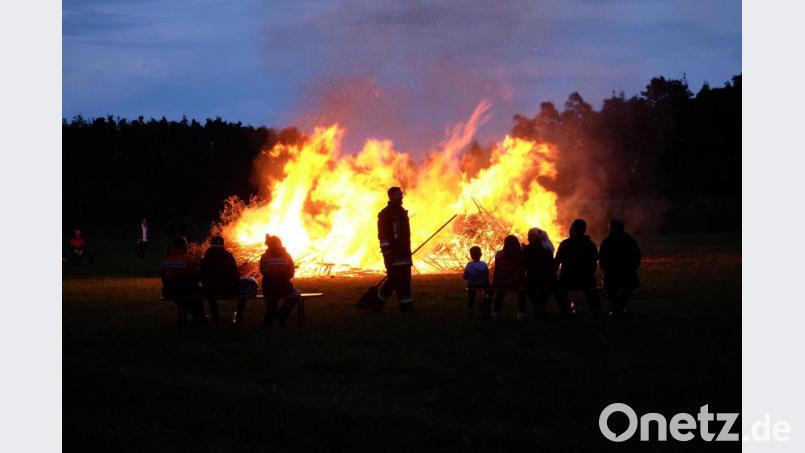 Nach der ersten, großen Hitze des Feuers wandern die Besuchern gerne mit ihren Bänken in die Nähe der Flammen. Bild: wlr
