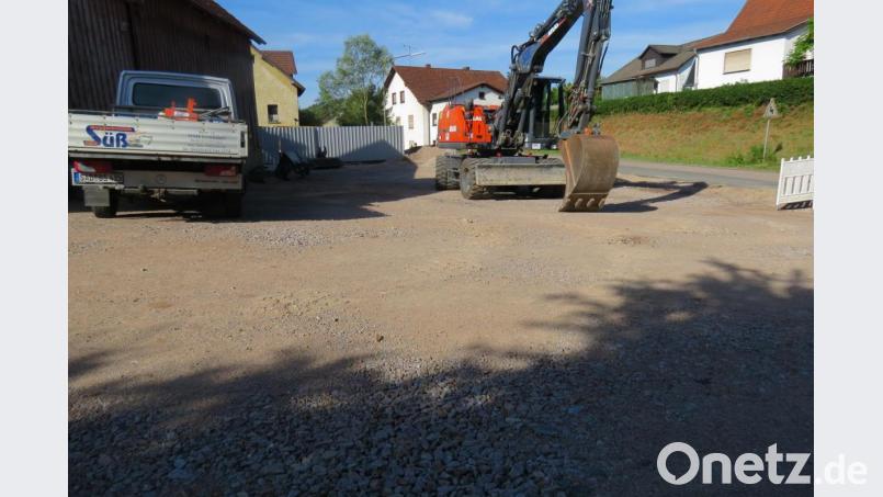 Der Platz an der Siegelsdorfer Straße erhält eine neue Asphaltschicht. Dazu wurde der komplette Unterbau und die Wasserführung erneuert. Bild: Köppl