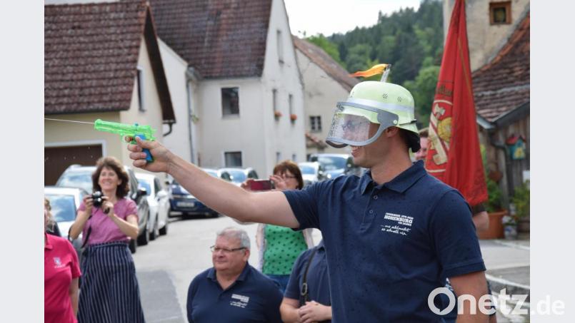 Gar nicht so einfach war die Aufgabe, die brennende Kerze auf dem Feuerwehrhelm mit einer Wasserpistole auszuknipsen. Bild: bö