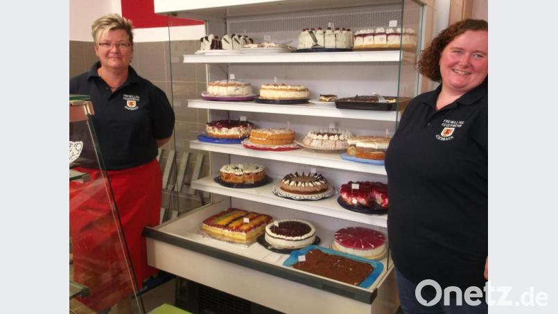 Im Feuerwehrhaus war wieder die &quot;Kaffeestube&quot; eingerichtet. Die &quot;berühmte&quot; Kuchentheke der Dorffrauen war gut gefüllt. Alles selbst gebacken - die Ilsenbacher helfen zusammen. Bild: trj