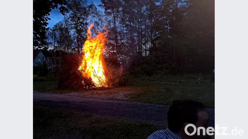 Das Johannisfeuer der Brandweihersiedler lodert in den Nachthimmel. Bild: R. Kreuzer