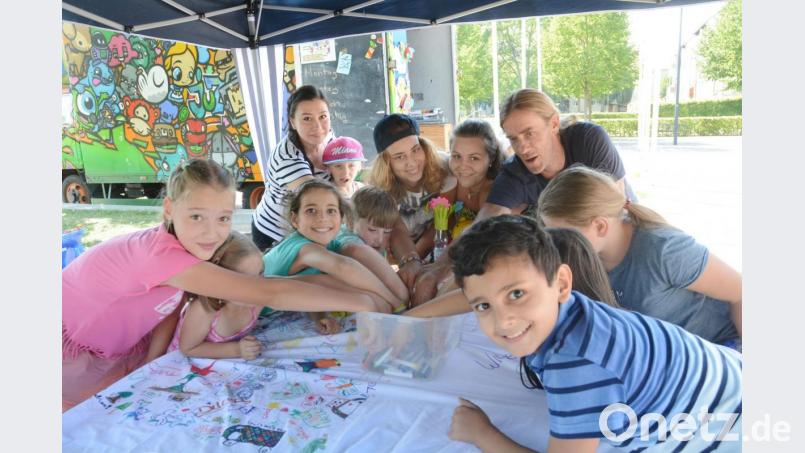 Auch der Spielewagen ist von 29. Juli bis 23. August wieder unter der Woche auf Spielplätzen in ganz Weiden unterwegs. Hier basteln und spielen die Kinder von 13 bis 18 Uhr. Das offene Angebot ist kostenlos. Archivbild: Gabi Schönberger