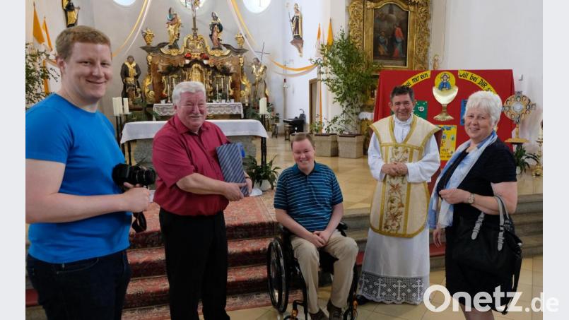 Die Pfarrgemeinde St. Johannes der Täufer verbindet mit Irene und Hans Fröhlich und den Söhnen Stefan und Michael ein herzliches Verhältnis. Das drückt sich auch im Dankgottesdienst bei den Glückwünschen von Pfarrer Max Früchtl an Organisten und Chorleiter Hans Fröhlich zum 70. Geburtstag aus. Von links: Stefan, Hans und Michael Fröhlich, Pfarrer Max Früchtl und Irene Fröhlich. Bild: le