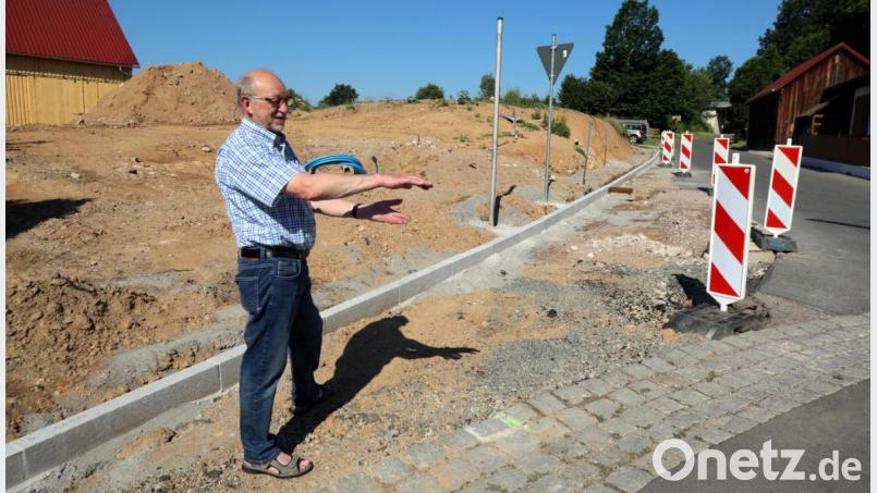 Bürgermeister Georg Köppl freut sich, dass nach dem Gebäudeabriss und einem Grunderwerb durch die Gemeinde die Verkehrssituation im Einmündungsbereich der Willhofer Straße in die Siegelsdorfer Straße in Fronhof besonders für den Schwer- und den landwirtschaftlichen Verkehr deutlich verbessert wird. Bild: Götz