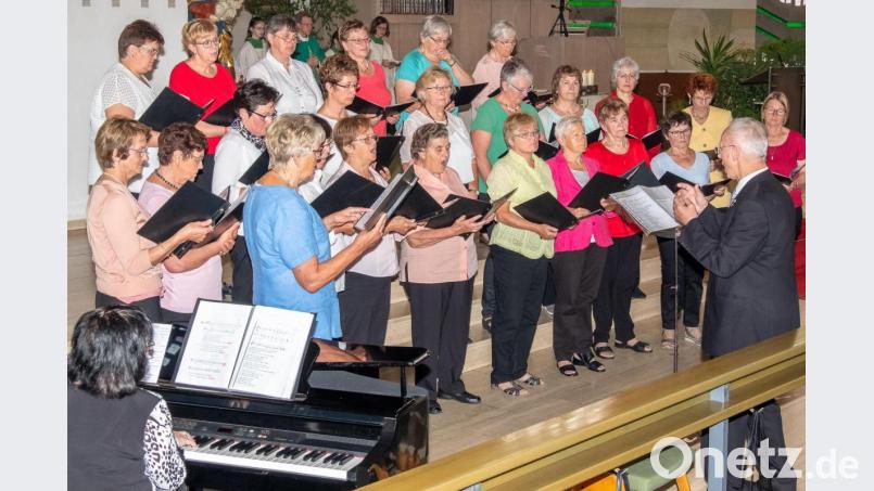 Unter der Leitung von Heinz Krob (vorn rechts) gestalten die Sängerinnen des Landfrauen-Singkreises den Festgottesdienst anlässlich des 20- jährigen Bestehens in der Gebenbacher Pfarrkirche. Bild: chl