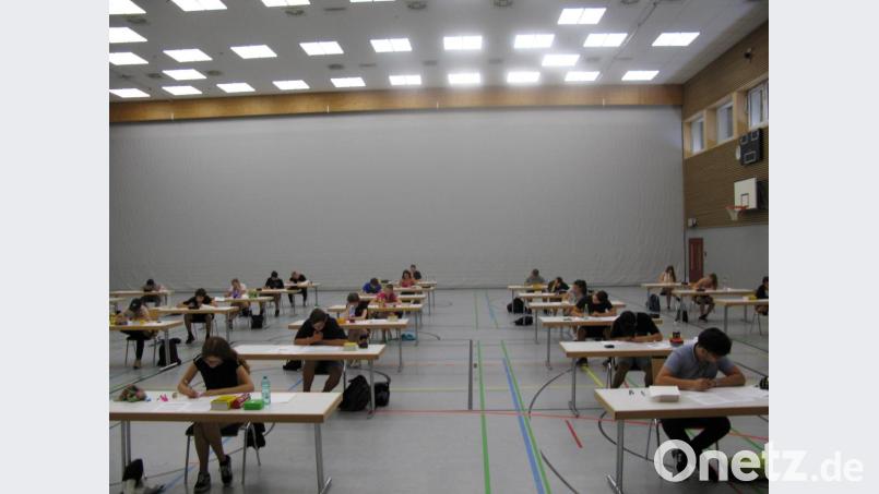 Bei hochsommerlichen Temperaturen schwitzen die 37 Mittelschüler bei der Prüfung für den mittleren Schulabschluss im Fach Deutsch in der Mehrzweckhalle. Bild: jzk