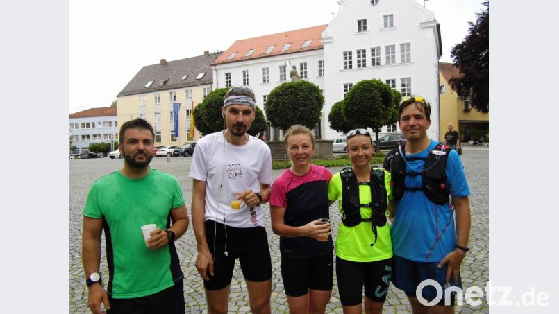 An der Erfrischungsstation in Waldsassen stoppten unter anderem der Egerer Oberbürgermeister Antonín Jalovec (Zweiter von links) und Petr Navrátil (rechts), einer seiner Amtsvorgänger. Bild: gjb