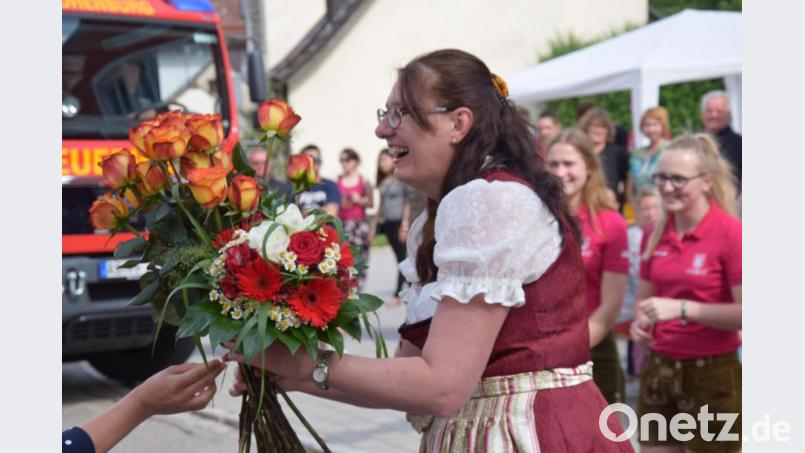 Blumen für die Hohenburger Festmutter der Freiwilligen Feuerwehr. Manuela Geitner freut sich schon auf dieses ehrenvolle Amt. Bild: bö