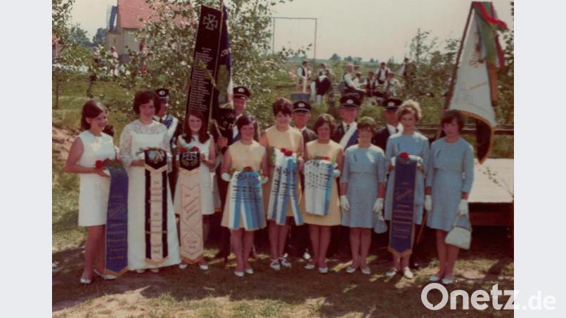 Der Blick in die Chronik zeigt die Fahnenweihe im Jahr 1968. Archivbild: ads
