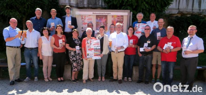 Veranstalter und Sponsoren werben für den Schwandorfer Charity-Stadtlauf am 6. Juli. Bild: Hirsch