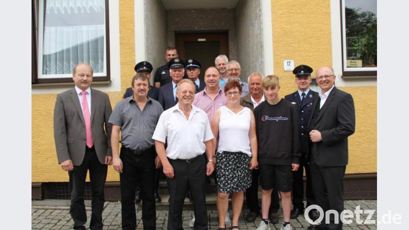 Im Kreise seiner beiden Kinder, seines Enkels und vieler weiterer Gratulanten fühlte sich Karl Biersl (vorne, Dritter von links) sichtlich wohl. Unter den Gratulanten auch Pfarrer Herbert Rösl (rechts) und zweiter Bürgermeister Robert Hechtl (links). Bild: frd