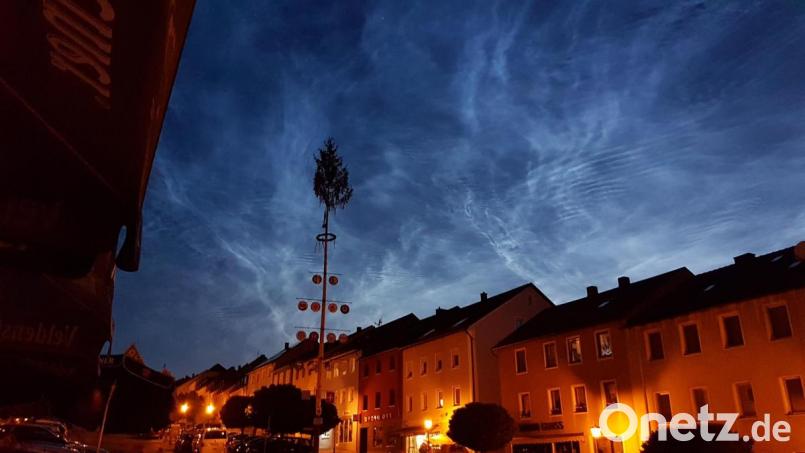 Leuchtende Nachtwolken über der Eschenbacher Altstadt. Bild: exb