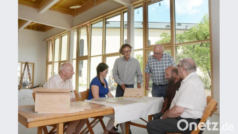 Es gibt noch viel zu tun, doch Architekt Manfred Schwemmer (Dritter von links), Pfarrer Gerhard Pausch (rechts) und Vertreter der Kirchenverwaltung üben sich in Gelassenheit. Bild: Gabi Schönberger