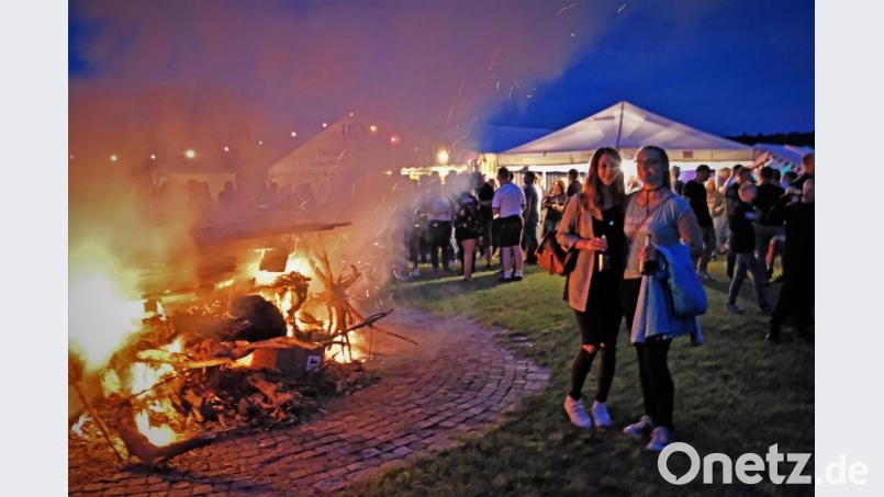 Gute Stimmung rund um das große Feuer auf dem Neunaigener Festplatz. Bild: twi