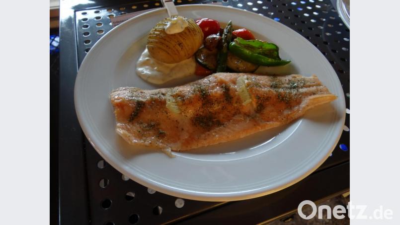 Am besten abgeschnitten hat der dritte Gang: Oberpfälzer Saibling auf Zedernholz geräuchert mit mediterranem Gemüse der Saison und Grillkartoffel mit Sour Cream. In der Wertung kam das Gericht der Stiftlandgriller auf Platz vier. Bild: exb