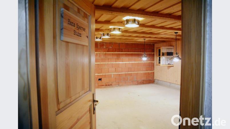 Ein Wasserrohrbruch im Keller macht umfangreiche Sanierungsmaßnahmen notwendig, unter anderem erhält die &quot;Hans Sperrer Stum&quot; eine neue Wandverkleidung und einen neuen Boden. Bild: Schönberger