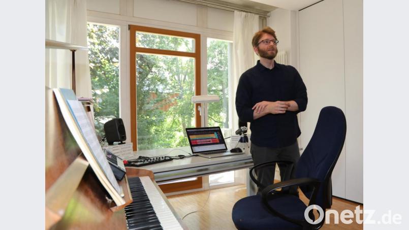 Komponist Howie Kenty spielte bei einem Pressetermine ein Musikstück vor, an dem er gerade die Feinarbeiten vornimmt. Bild: Gerhard Götz