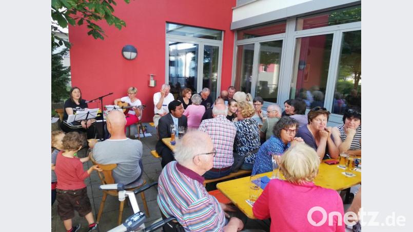 Die Gäste genießen die gesellige Runde. Bild: R. Kreuzer