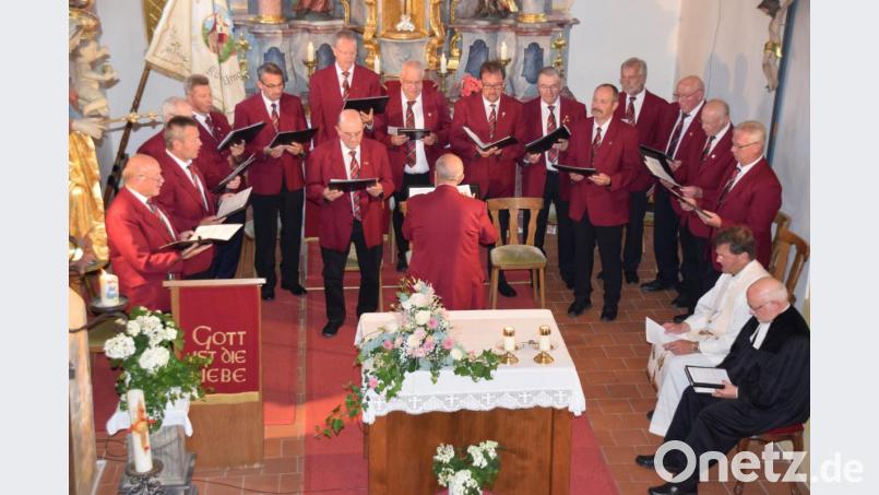 Vor dem Kommersabend feiert der Männergesangverein Edelweiß Kürmreuth einen ökumenischen Gottesdienst in der Kürmreuther Simultankirche, den der Chor mitgestaltet. Bild: wku