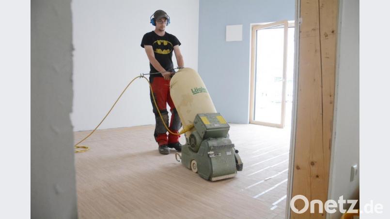 Das Parkett wird aufbereitet. Bild: Gabi Schönberger
