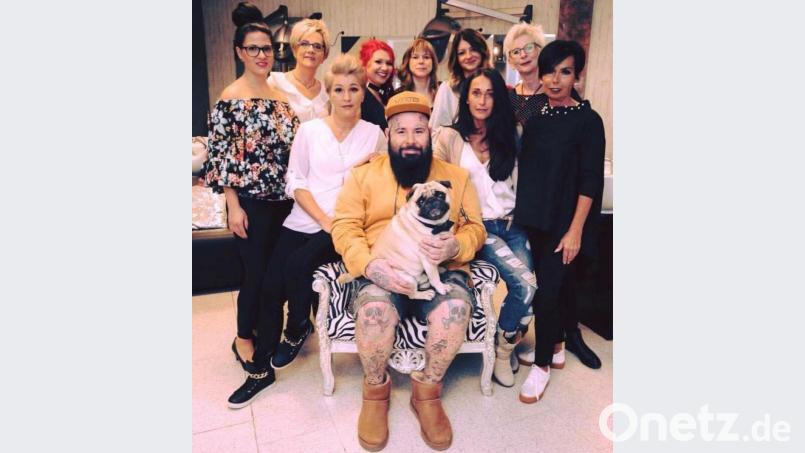 Das zehnköpfige Team von "Bennys Friseure", inklusive Benjamin Dietls Mutter (Zweite von rechts). Bild: Sonja Kaute