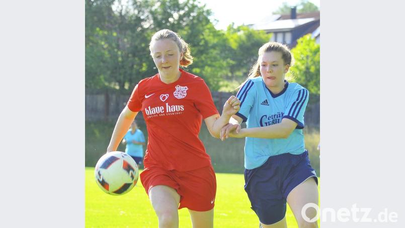 Der TuS Rosenberg (links Alina Feldmeier) spielt nach dem Abstieg aus der Bezirksliga Nord in der kommenden Saison in der Kreisliga 1. Bild: Hubert Ziegler