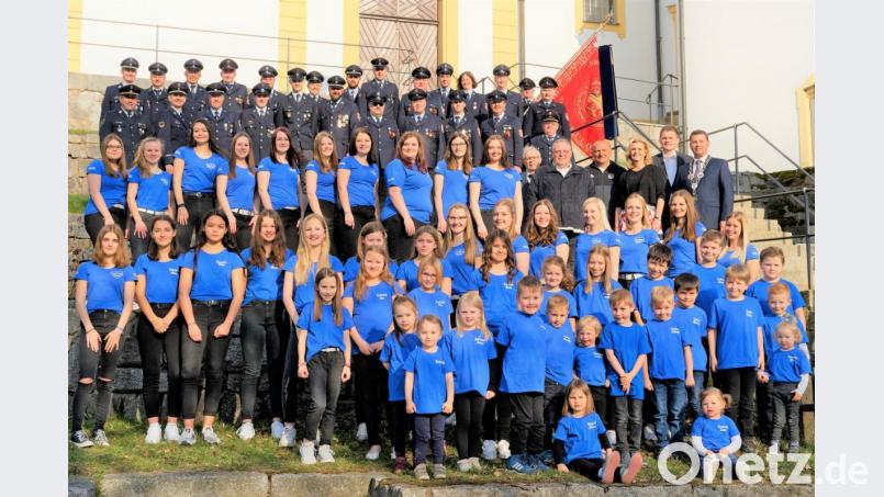 Die Mitglieder des Festausschusses, die Festdamen, Festmädchen sowie Festkinder startbereit für das große Jubiläumsfest der Feuerwehr Pleystein. Bild: tu