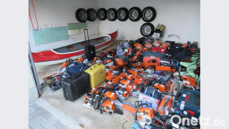 Motorsägen, Freischneider, Steinsägen, Bohrhämmer, Nivelliergeräte, Bohrer u.v.m. Insgesamt 166 Positionen standen schließlich auf dem Sicherstellungsverzeichnis. Bild: Polizei