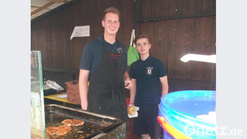 Die Feuerwehrmänner am Grillstand hatten viel zu tun, aber gute Laune und ein freundliches Wort für die Gäste war immer dabei. Bild: trj