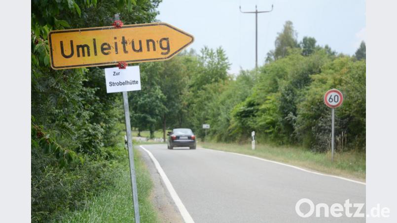 Die Zufahrt zur Strobelhütte bleibt erschwert. Die Umleitung führt über einen holprigen Feldweg. Seit Freitag steht da endlich auch ein Hinweisschild. Bild: gsb
