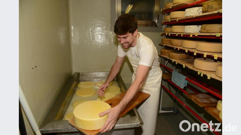 Adrian Kuhlemann während einer seiner Produzentenwochen im Käsekeller der Dorfsennerei Andeer. Für ein gutes Restaurant sind auch regionale Zuliefererbetriebe wichtig. Bild: exb