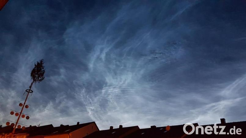 Leuchtende Nachtwolken über der Eschenbacher Altstadt. Bild: exb