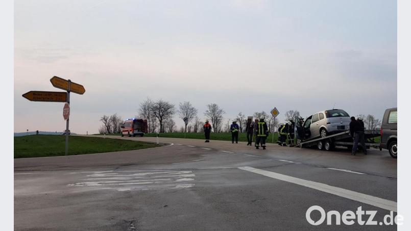Das Fahrzeug des Unfallverursachers war gegen 18.45 Uhr bereits abgeschleppt worden. Im Einsatz waren die Feuerwehr Waldthurn sowie die Vohenstraußer Polizei. Bild: jak