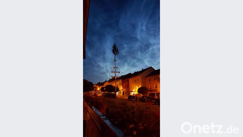 Leuchtende Nachtwolken über der Eschenbacher Altstadt. Bild: exb