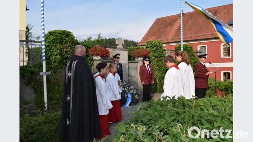 Zum ehrenden Gedenken an die gefallenen und vermissten Soldaten legte der Jubelverein am Mahnmal einen Kranz nieder. Bild: bnr
