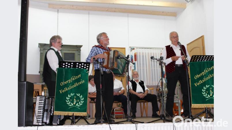 Paul Pongratz (rechts) sang beim Musikantentreffen die Lieblings-Gstanzln vom Wittmann Franz. Bild: pks