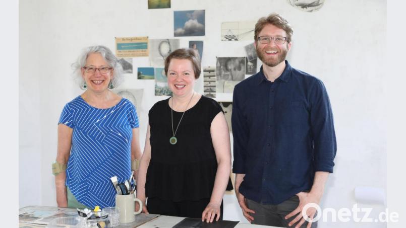 Anne Krinsky, Lisa Young und Howie Kenty (von links) arbeiten bereits fleißig, um ihre Werke beim Tag der offenen Studios präsentieren zu können. Schriftstellerin Lenore Hart musste für einen Auftrag in die USA zurückreisen, kommt aber wieder nach Schwandorf. Bild: Gerhard Götz