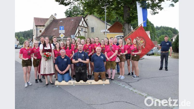 Viel Spaß machte den Hohenburgern das Festmutterbitten beim Feuerwehrgerätehaus. Dazu musste natürlich die Feuerwehrobirgkeit schon auf dem Holzscheitl knien und einige Aufgaben aus dem Feuerwehrlehrbuch erfüllen. Bild: bö