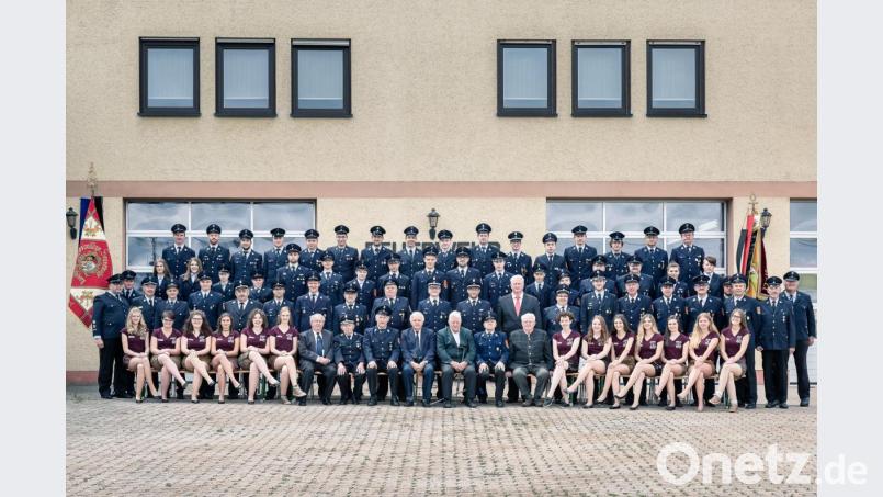 Hand in Hand werden die Feuerwehrdienstleistenden mit einer großen Helferschar für die Vorbereitungen und einen reibungslosen Ablauf des Festwochenendes sorgen. Alle sind froh, wenn es nun endlich losgeht. Bild: flt