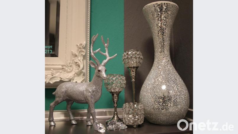 Überall im Friseursalon glitzert und schillert es. Bild: Sonja Kaute