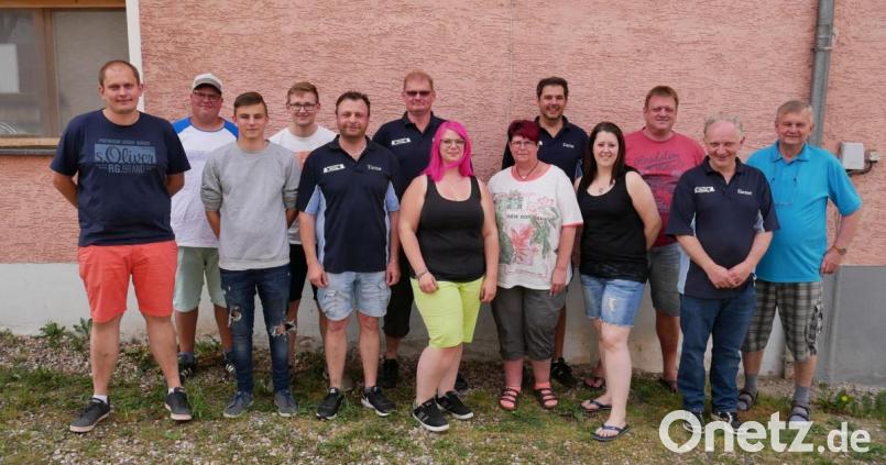 Der neuformierte Dartvorstand mit Vorsitzendem Martin Bauer (Sechster von links) und Stellvertreter Thomas Bösl (Fünfter von links) sowie dem ersten Jugendwart der Dartfreunde, Fabian Dierl (Dritter von links), blickt optimistisch in die Zukunft. Bild: gz