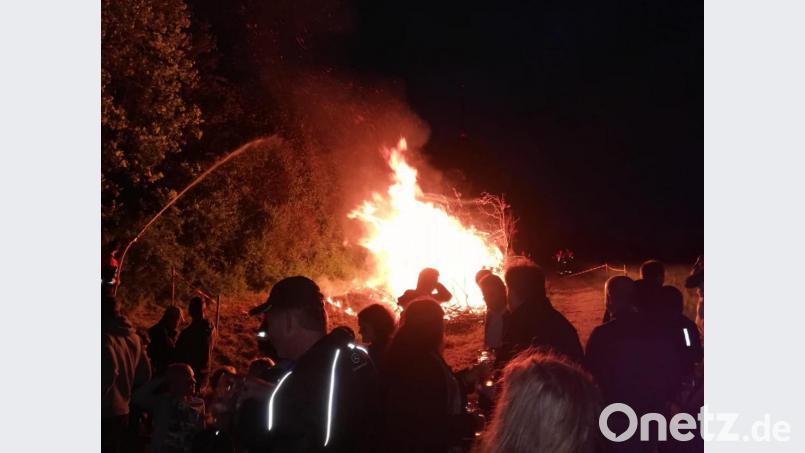 Die Feuerwehr hilft, das Feuer in Schach zu halten, während die Jugendlichen ihre Gäste bewirten. Bild: eig