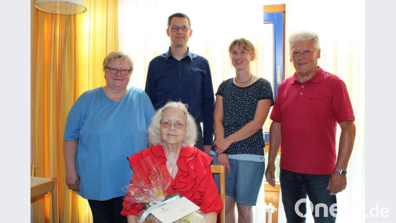 Zu den Gratulanten am 80. Geburtstag von Helga Schnelle zählen (stehend, von links), ihre Tochter Jessyka, Pfarrer Moritz von Niedner, Pflegedienstleiterin Birgit Gsell und Stadtrat Eugen Eckert. Bild: cs