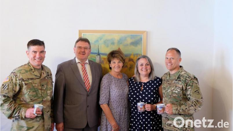 Abschiedsbesuch im Vilsecker Rathaus (von links): Colonel. William Glase, Chef des Stabes im Hauptquartier des Generals, Bürgermeister Hans-Martin Schertl und seine Frau Gerlinde (Mitte) sowie das Ehepaar Kim und Christopher LaNeve. Bild: Stefanie Gradl