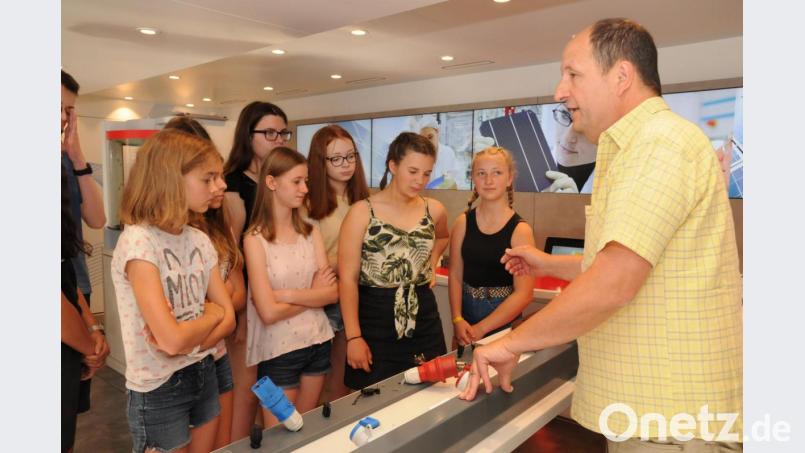 Wolf-Dieter Bieler vom E+MInfotruck prüft, ob die Mädchen die Funktionen und Bedeutungen der unterschiedlichen Stecker und Kabel kennen. Bild: bey